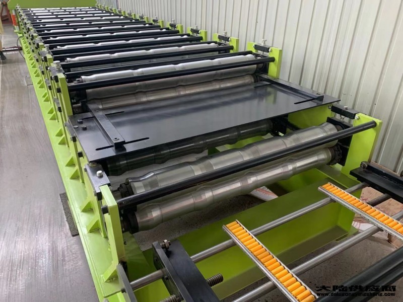 华泰压瓦机厂卷帘门设备沧州哪里有卖划算的彩钢复合板机