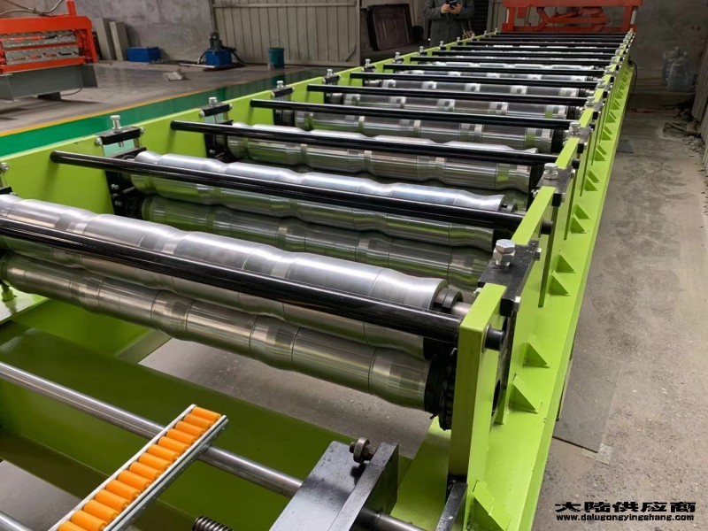 佳鑫压瓦机厂彩钢压型设备的高空散装彩钢聚氨酯夹芯板生产设备