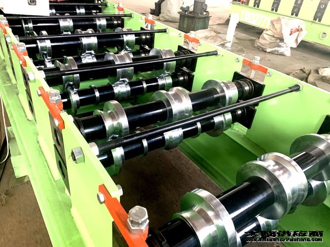中国河北省泊头浩洋高端压瓦机制造有限公司复合板彩钢瓦设备13831710539(微信同号)